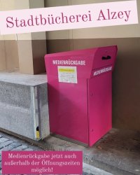 Rückgabebox im Innenhof der Stadtbücherei