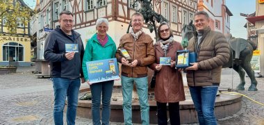 Präsentation der Fairtrade Schokolade mit Bürgermeister Jung und Markus Krebs vor dem Rossmarktbrunnen