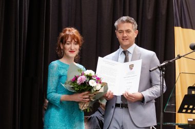 Überreichung der Urkunde durch Bürgermeister Steffen Jung an die Preisträgerin Nora Bossong.