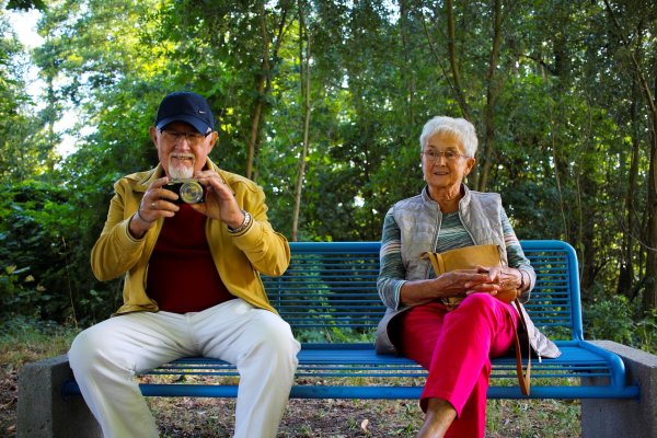 Zwei Rentner auf einer Parkbank