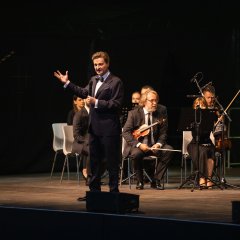 Musiker mit Streichinstrumenten auf der Bühne von Da Capo