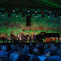 Musiker mit Streichinstrumenten auf der Bühne von Da Capo