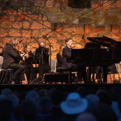 Musiker mit Streichinstrumenten auf der Bühne von Da Capo