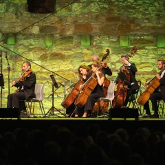 Musiker mit Streichinstrumenten auf der Bühne von Da Capo