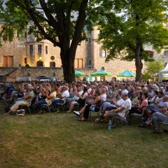 Publikum im Schlosshof von Da Capo