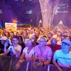 Publikum im Schlosshof von Da Capo