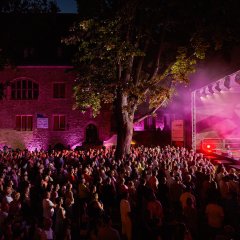 Band mit Sängerin Vanessa Mai auf der Bühne von Da Capo im Schlosshof