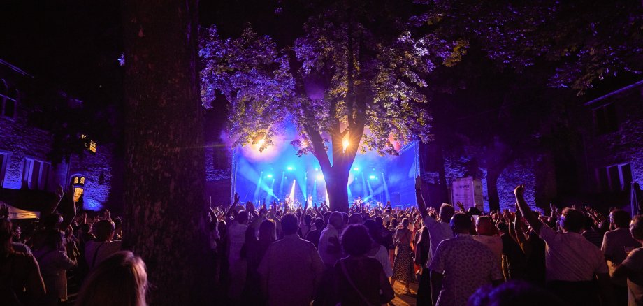 Band mit Sängerin Vanessa Mai auf der Bühne von Da Capo im Schlosshof