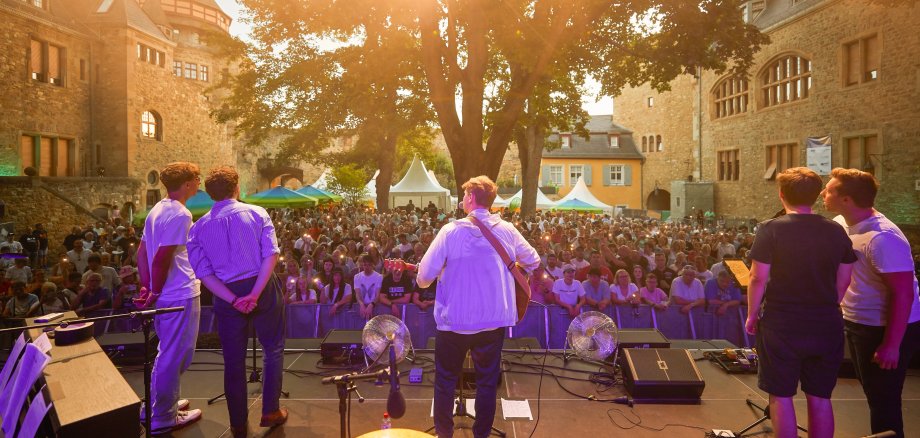 Eine Band auf der Bühne