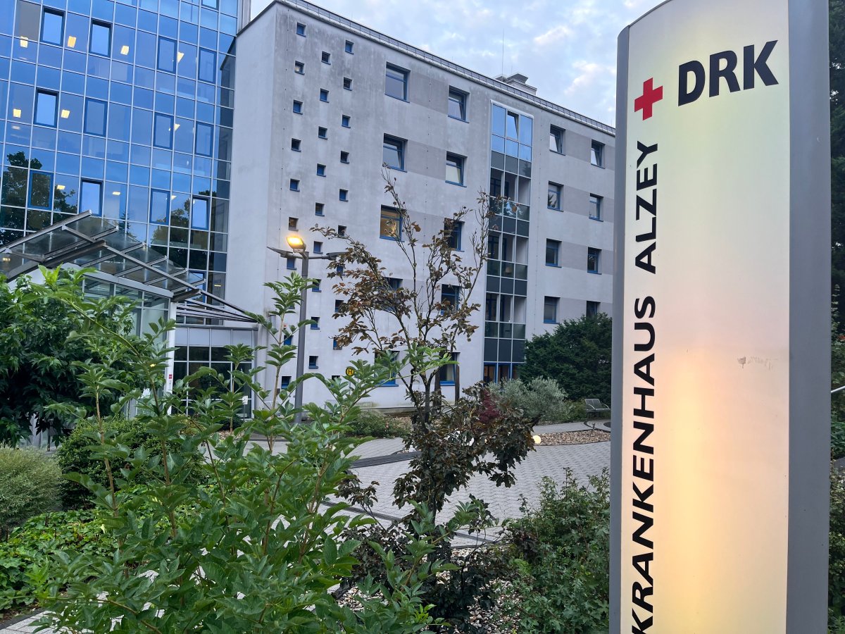 Der Eingangsbereich des Alezyer DRK Krankenhaus mit einer leuchtenden Säule im Vordergrund.