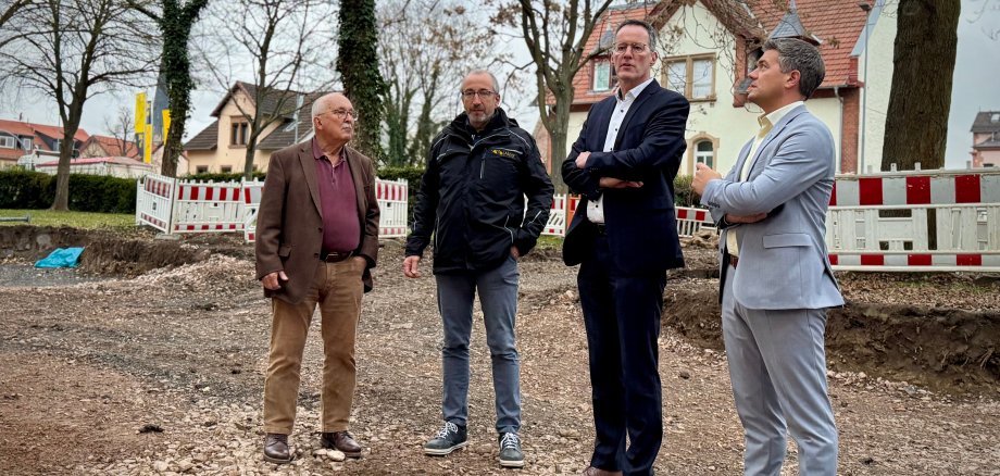 Innenminister Michael Eblig zu Gast in Alzey: Bürgermeister Steffen Jung, Beigeordneter Dr. Hans-Werner Stark und Porjektleiter Marco Fitting zeigen dem Minister die Baustelle.