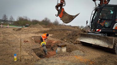 Eine große Baustelle mit Bagger im Alzeyer Industriegebiet