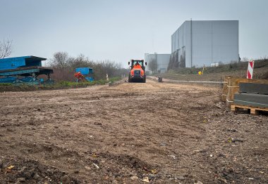 Große Baustelle mit Erdarbeiten und Lastern