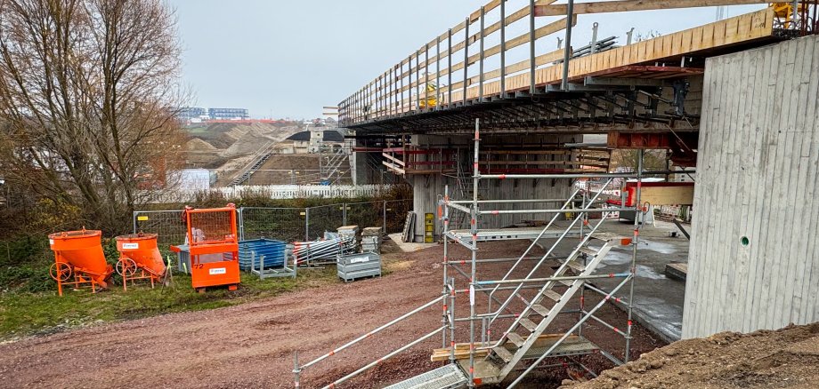 Der Bau einer Brücke im Industriegebiet