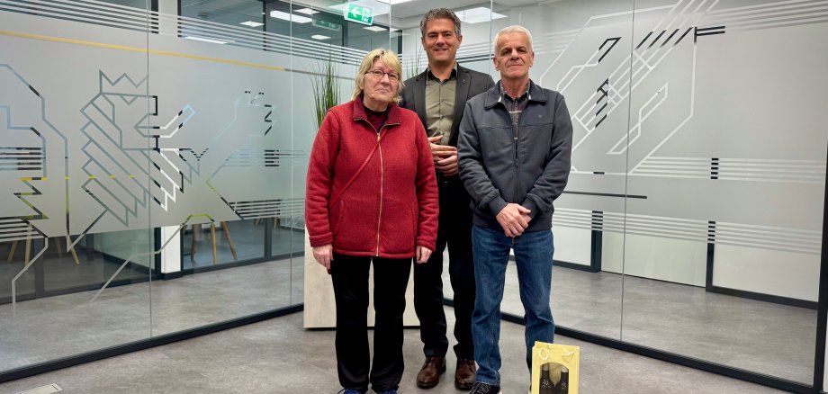 Drei Personen stehen im Konferenzraum der Alzeyer Außenstelle in der Hellgasse