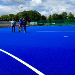 Das neue blaue Hockeyfeld auf dem Wartbergstadion