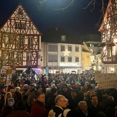 Eine große Menschenansammlung auf dem Alzeyer Rossmarkt