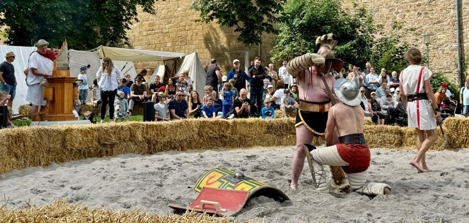 Ein Gladiator hat seinen Gegener zu Boden gerungen. Das Publikum entscheidet über Leben und Tot - wie vor rund 2.000 Jahren in den großen Arenen des römischen Reiches.