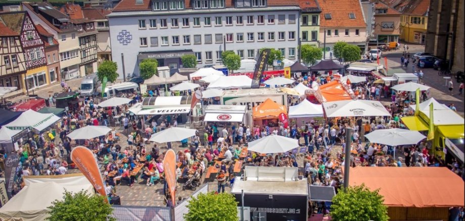 Die Stände des Alzeyer Street Food Festivals auf dem Alzeyer Obermarkt.