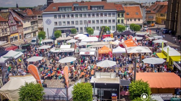 Die Stände des Alzeyer Street Food Festivals auf dem Alzeyer Obermarkt.