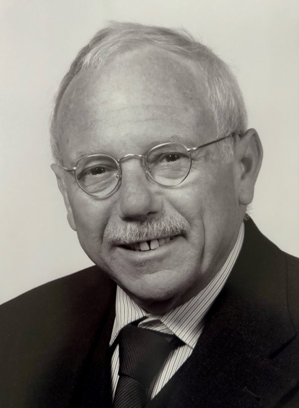 Ein Portrait von Bürgermeister a.D. Knut Benkert in Schwarzweiß.
