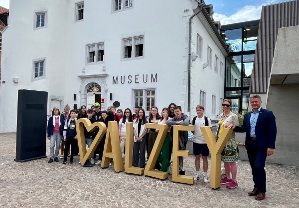 Die Delegation aus Josselin mit Bürgermeister Steffen Jung vor dem Alzeyer Museum.