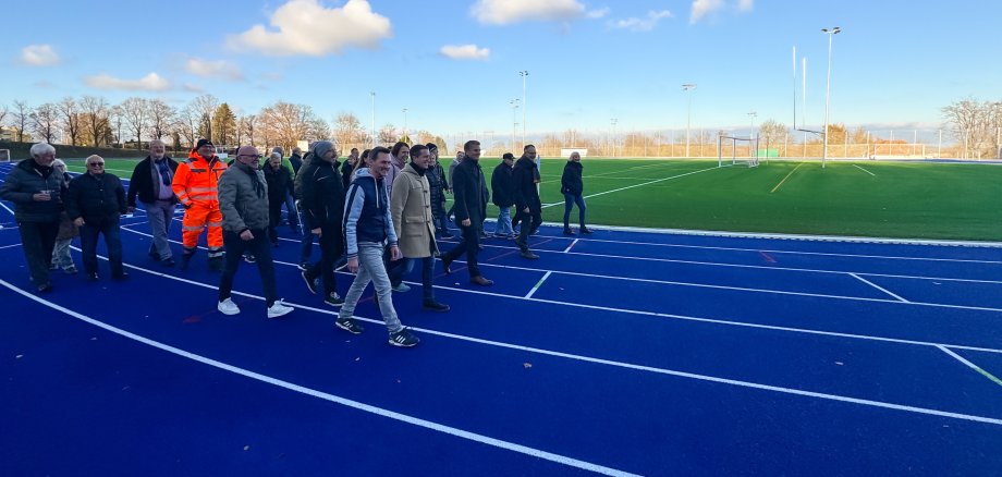 Verschieden Personen laufen über die neuen Sportbahnen auf dem Alzeyer Wartbergstadion