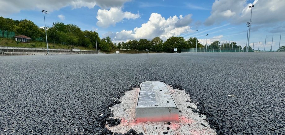 Die Asphaltschicht im Alzeyer Wartbergstadion.