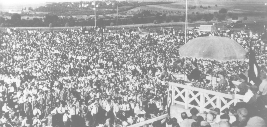 Adolf Hitler und Kreisleiter Dr. Karl Schilling im Alzeyer Wartbergstadion.