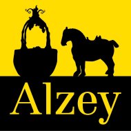 Auf gelbem Hintergrund ist die Silhouette des Roßmarktbrunnens mit dem Stadtmaskottchen Max zu sehen. Im unteren Teil des App-Logos steht in gelber Schrift auf schwarzem Grund Alzey.